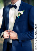 White Rose Wedding Boutonniere On Suit of Groom. classical suit of the groom and buttonhole. Стоковое фото, агентство Ingram Publishing / Фотобанк Лори