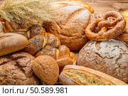 Rye bread in a wicker basket. Sliced bread, napkin.. Rye bread in a wicker basket. Стоковое фото, агентство Ingram Publishing / Фотобанк Лори