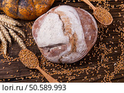 different bread on the wooden table, flour, sackcloth, bowl. Стоковое фото, агентство Ingram Publishing / Фотобанк Лори
