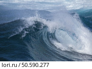 powerful ocean waves breaking by the shores of Gran Canaria. Стоковое фото, агентство Ingram Publishing / Фотобанк Лори