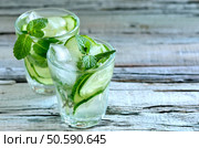 Detox cucumber and mint diet drink, healthy summer cooler. Стоковое фото, агентство Ingram Publishing / Фотобанк Лори