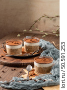 Experience a delightful tiramisu-inspired chia pudding, featuring layers of creamy coffee-infused chia and a decadent chocolate topping. This guilt-free breakfast or dessert combines classic flavors with wholesome ingredients for a convenient and satisfying treat. Стоковое фото, агентство Ingram Publishing / Фотобанк Лори