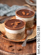 Indulge in a luscious tiramisu-inspired chia pudding, layered with creamy coffee-infused chia and a rich chocolate topping. This delightful breakfast or dessert option combines classic tiramisu flavors with wholesome ingredients for a convenient and satisfying treat. Стоковое фото, агентство Ingram Publishing / Фотобанк Лори