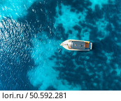 Aerial view of beautiful luxury yacht in blue sea in summer sunny day. Sardinia, Italy. Top drone view of speed boat, sea coast, transparent azure water. Travel. Tropical landscape. Yachting. Seascape. Aerial view of beautiful luxury yacht in blue sea in summer. Стоковое фото, агентство Ingram Publishing / Фотобанк Лори
