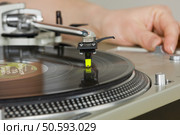 audio cd dance deck disco dj electronics entertainment fun girls grooved hair hands listening mp3 music performance player playing record recreational rock singing smiling sound stereo track white. Стоковое фото, агентство Ingram Publishing / Фотобанк Лори