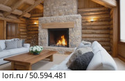 Burning fireplace warming cozy chalet living room. Стоковое AI-видео, аниматор Юрий Поздников / Фотобанк Лори