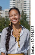 Young indigenous woman smiling in urban setting. Стоковое AI-видео, аниматор Юрий Поздников / Фотобанк Лори