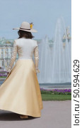 Woman in historical dress twirling near fountain at peterhof palace. Стоковое AI-видео, аниматор Юрий Поздников / Фотобанк Лори
