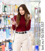 woman chooses a hair styling spray. Стоковое фото, фотограф Яков Филимонов / Фотобанк Лори