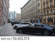 Улица Рубинштейна с припаркованными автомобилями в историческом центре города в Санкт-Петербурге. Редакционное фото, фотограф Сергеев Валерий / Фотобанк Лори