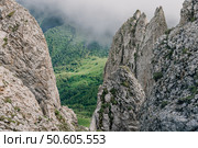 Скалистый горный хребет и скалы, возвышающиеся над облаками в унылый летний день. Природный парк «Большой Тхач» Стоковое фото, фотограф Wonderful nature / Фотобанк Лори