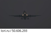 Passenger plane landing at night. Стоковое видео, видеограф Михаил Коханчиков / Фотобанк Лори