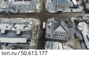 Автобус зимой едет по небольшому городу с двухэтажными домами (аэросъемка 2019 года) Стоковое видео, видеограф Владислав Самошкин / Фотобанк Лори