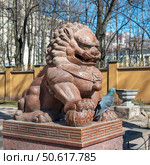 Лев. Гранитная скульптура у лестицы буддийского храма. Дацан Гунзэчойнэй. Санкт-Петербург. Редакционное фото, фотограф Александр Щепин / Фотобанк Лори