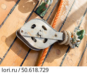 Корабельный блок с канатом на палубе парусного корабля. A ship's block with a rope on the deck of a sailing ship. Стоковое фото, фотограф Татьяна Д / Фотобанк Лори