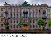 Жилой дом церкви Вознесения Господня (центральная часть), 1899. Архитектор: Николай Никитич Никонов. Санкт-Петербург, набережная канала Грибоедова, дом 74. Редакционное фото, фотограф Александр Селезнев / Фотобанк Лори