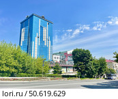 Бизнес-центр "Буревестник " на Находкинском проспекте в городе Находка летом в солнечную погоду. Стоковое фото, фотограф Овчинникова Ирина / Фотобанк Лори