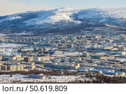 Город Магадан, Магаданская область, Дальний Восток России. Зимний городской пейзаж. Вид сверху на большой северный город. На дальнем плане заснеженные горы. Холодная погода. Стоковое фото, фотограф Андрей Степанов / Фотобанк Лори