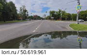 View from the driver's seat when driving along the city's green summer street. Russia. Moscow. 26.06.25. Редакционное видео, видеограф Ярославский Максим / Фотобанк Лори