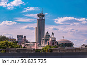 Вид на отель "Swissotel Красные Холмы" и Дом музыки солнечным летним днем (2016 год). Редакционное фото, фотограф Елена Ларионова / Фотобанк Лори