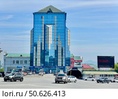 Бизнес-центр "Буревестник " на Находкинском проспекте в городе Находка летом в солнечную погоду. Редакционное фото, фотограф Овчинникова Ирина / Фотобанк Лори
