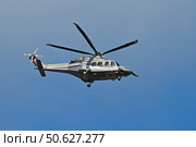 Вертолет AgustaWestland AW139 (RA-01697) ООО «Авиакомпания “Северо-Запад”» летит на фоне голубого неба с небольшой облачностью в Сочи (2021 год). Редакционное фото, фотограф Екатерина Лызлова / Фотобанк Лори