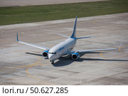 Самолет Boeing 737-800 (VQ-BAW) авиакомпании «Победа» выруливает на взлетно-посадочной полосе в Международном аэропорту Сочи (2016 год). Редакционное фото, фотограф Екатерина Лызлова / Фотобанк Лори