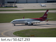 Самолет Boeing 737-800 (VP-BPI) авиакомпании Ikar в Международном аэропорту Сочи на фоне бизнес-джета (2016 год). Редакционное фото, фотограф Екатерина Лызлова / Фотобанк Лори