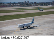 Самолет Airbus A320 (VP-BHW) авиакомпании «Ямал» в Международном аэропорту Сочи. На заднем плане самолет Boeing 737-800 авиакомпании «Победа», самолет авиакомпании «Россия» и Адлерский район. (2016 год). Редакционное фото, фотограф Екатерина Лызлова / Фотобанк Лори