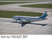 Самолет Airbus A320 (VP-BHW) авиакомпании «Ямал» после посадки на взлетно-посадочной полосе в Международном аэропорту Сочи (2016 год). Редакционное фото, фотограф Екатерина Лызлова / Фотобанк Лори