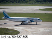 Самолет Airbus A320 (VP-BHW) авиакомпании «Ямал» при движении по взлетно-посадочной полосе в Международном аэропорту Сочи (2016 год). Редакционное фото, фотограф Екатерина Лызлова / Фотобанк Лори