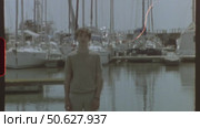 Teenager posing on a pier in a marina in retro style. Стоковое видео, видеограф Данил Руденко / Фотобанк Лори