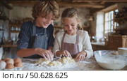 Children learn to cook in a cozy kitchen while making dough from scratch. Стоковое AI-видео, аниматор Сергей Толмачёв / Фотобанк Лори