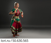 Beautiful indian girl dancer of Indian classical dance bharatanatyam . India Culture, Sari Costume and Traditions. Стоковое фото, фотограф Sofia Zhuravetc / Фотобанк Лори