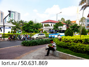 Street in Ho Chi Minh City Shows Life in Vibrant Vietnamese Metropolis (2024 год). Редакционное фото, фотограф Aleksandr Golubev / Фотобанк Лори