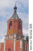 The bell tower of an abandoned Orthodox church, made of bricks, with a crooked cross on top. vertical. Стоковое видео, видеограф Strunov David / Фотобанк Лори