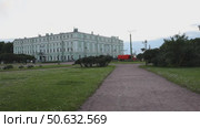 Поливальная машина. Стоковое видео, видеограф Клопотовская Мария / Фотобанк Лори
