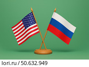 Флаги США и России на зелёном фоне, перекрещенные на деревянной подставке. Стоковое AI-изображение, AI-художник Башкирова Анна / Фотобанк Лори