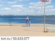 Летний пейзаж на набережной, мама и мальчик на берегу реки в летний день. Волгоград, Центральная набережная, Россия. (2023 год). Редакционное фото, фотограф Андрей Цыганков / Фотобанк Лори