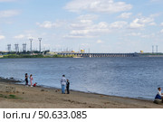 Волгоград, река Волга, вид на Волжскую ГЭС, пейзаж, люди на берегу. Волгоград, Россия. (2021 год). Редакционное фото, фотограф Андрей Цыганков / Фотобанк Лори