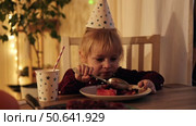 Children Eating Birthday Cake Slice on a Birthday Party at Home. Siblings, girls and a boy together celebrating a party, eating cake sitting at festive table. Little Kid Celebration. Surprise. Low key. Стоковое видео, видеограф Марина Демидюк / Фотобанк Лори