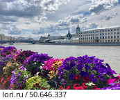 Вид на Москву-реку, Большой Устьинский мост и храм Николая Мирликийского с Москворецкой набережной. Редакционное фото, фотограф Ирина Курносова / Фотобанк Лори