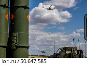 ЗРК С-300 или С-400 и вертолеты Ка-52 и Ми-8. Военная техника ВКС РФ. (2019 год). Редакционное фото, фотограф Евгений Зимин / Фотобанк Лори
