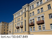 Городок Метростроя на Ярославском шоссе. Фрагмент фасада жилого дома 1930-х годов. Москва (2022 год). Редакционное фото, фотограф Елена Орлова / Фотобанк Лори