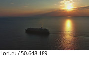 Cruise ship during sunset. Стоковое видео, видеограф Михаил Коханчиков / Фотобанк Лори