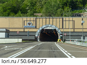 Въезд в автодорожный тоннель на трассе А149 Адлер-Красная Поляна. Редакционное фото, фотограф Анна Карасева / Фотобанк Лори