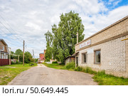 Кирпичный, сельский магазин у дороги. Редакционное фото, фотограф Илья Старков / Фотобанк Лори