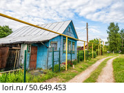 Грунтовая дорога в деревне вдоль газовой трубы. Стоковое фото, фотограф Илья Старков / Фотобанк Лори