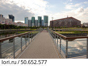 Россия, Москва - 6 июля 2020 года: Ходынское поле, парк и жилой район. Лето в городе. Люди отдыхают в городском парке на закате в жаркий день. Редакционное фото, фотограф Татьяна Васильева / Фотобанк Лори