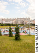 Россия, Москва - 6 июля 2020 года: Ходынское поле, парк и жилой район. Лето в городе. Люди отдыхают в городском парке на закате в жаркий день. Редакционное фото, фотограф Татьяна Васильева / Фотобанк Лори
